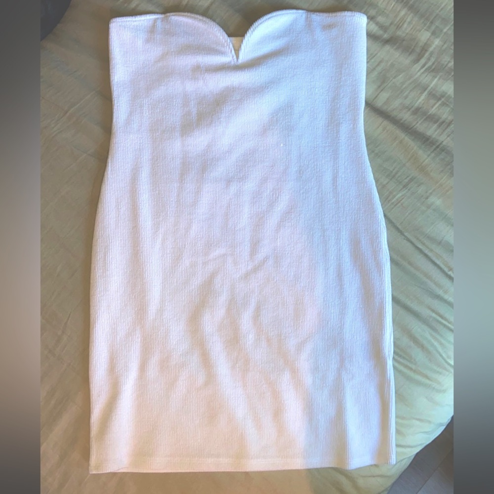 Flattering white strapless dress from H&M with ribbed pattern, size medium